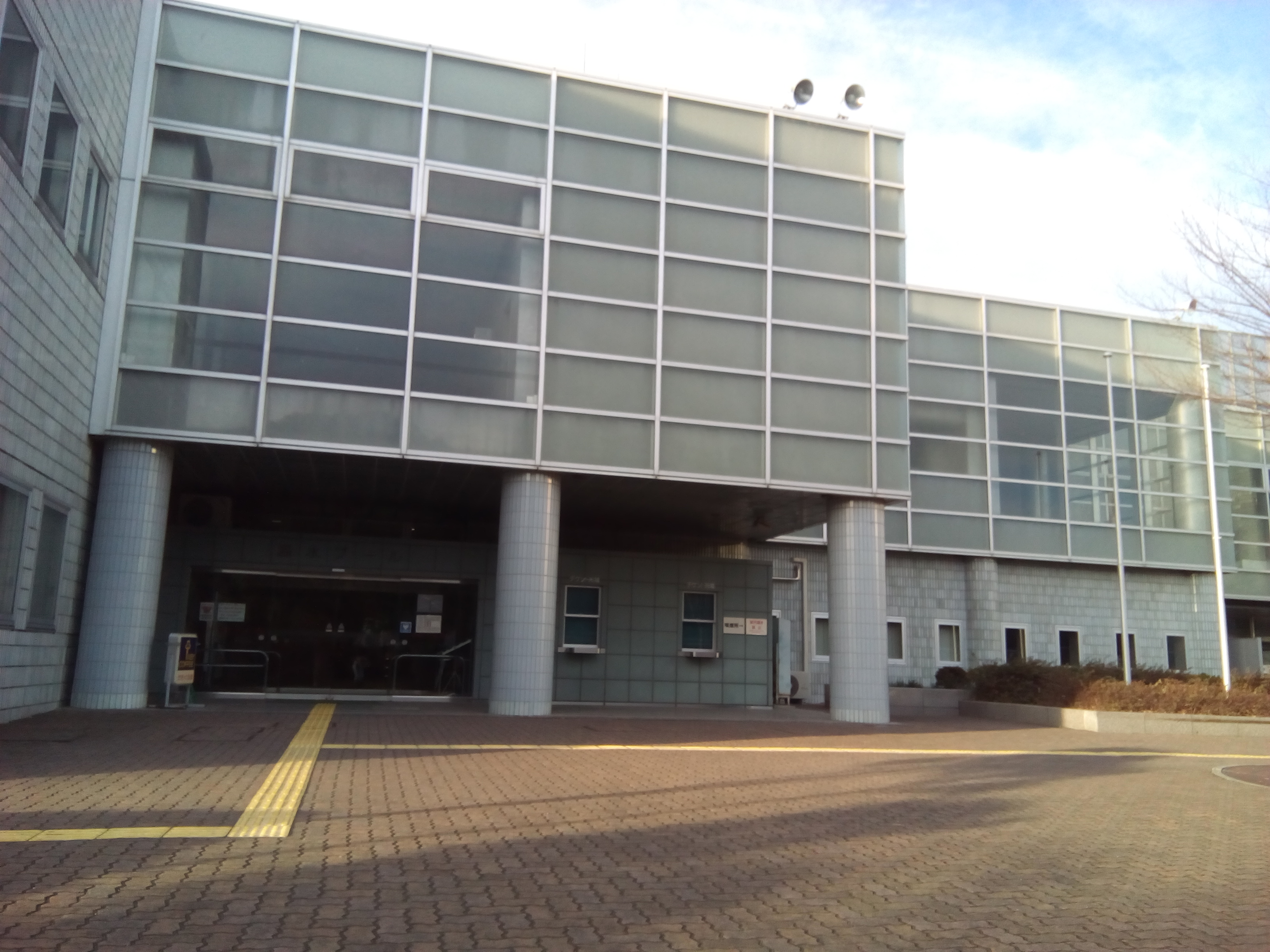 平塚総合体育館温水プールの外観